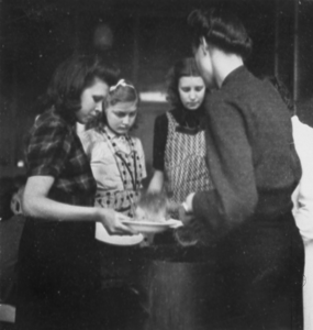 876773 Afbeelding van het opscheppen van eten voor enkele jongedames, bij de gaarkeuken die ingericht is in klooster ...